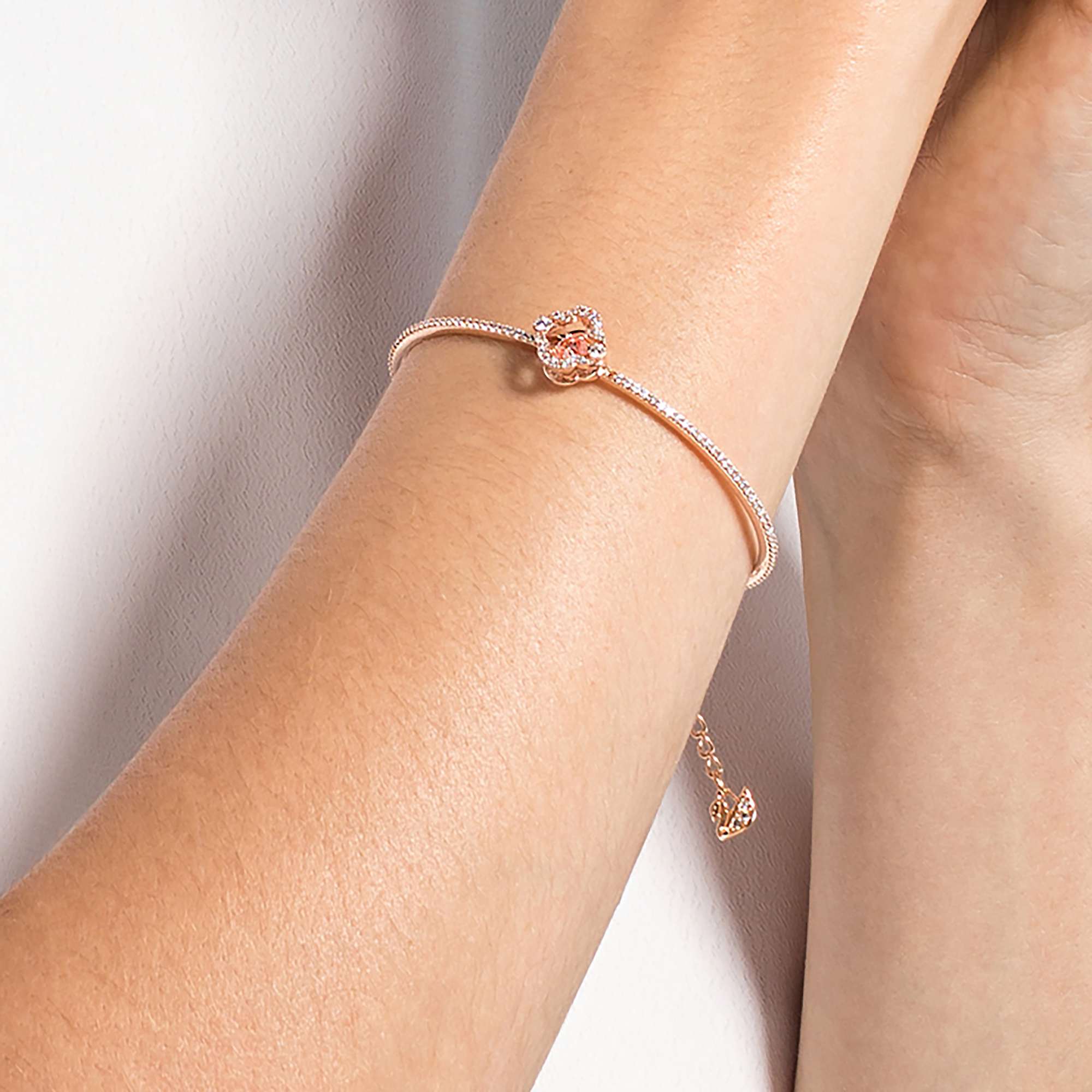 SWAROVSKI バングル 翼 ウィング ピンクゴールド Swarovski Una Bangle Clover, Pink, Rose Gold-Tone Plated